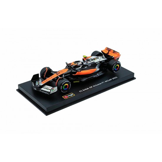 Macheta auto McLaren F1 MCL60 Team Mclaren N4 2023 Lando Norris cu vitrina si pilot, 1:43 Bburago Signature