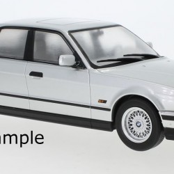 Macheta auto BMW seria 5er (E34) argintiu 1992, 1:18 MCG