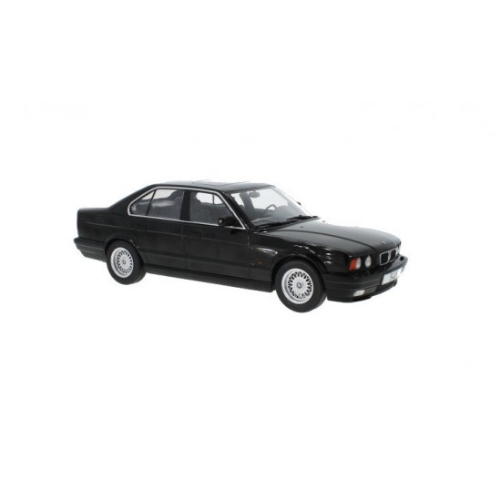 Macheta auto BMW seria 5er (E34) negru 1992, 1:18 MCG