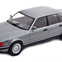 Macheta auto BMW 740i (E32) gri 1992, 1:18 MCG