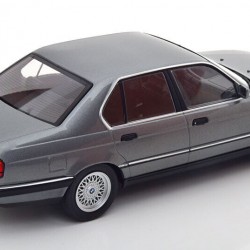 Macheta auto BMW 740i (E32) gri 1992, 1:18 MCG