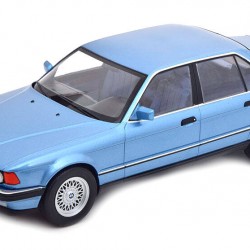 Macheta auto BMW 730i (E32) albastru 1992, 1:18 MCG