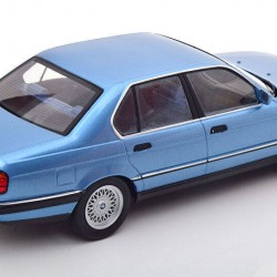 Macheta auto BMW 730i (E32) albastru 1992, 1:18 MCG