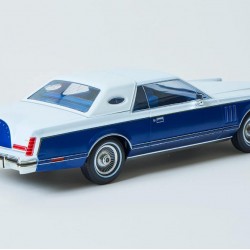 Macheta auto Lincoln Continental Mark V white/blue 1977, 1:18 MCG